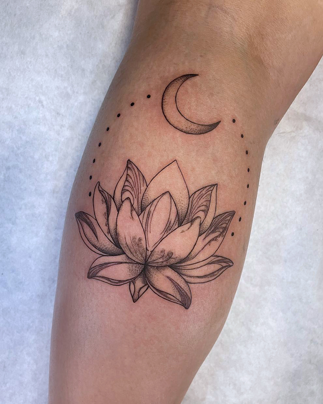Tatuaje de flor de loto por Rea