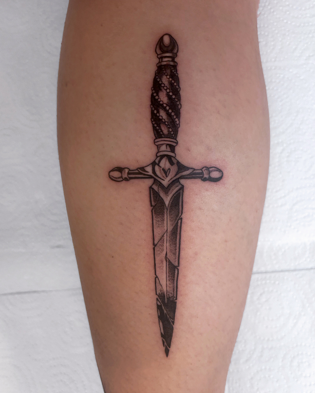 tattoo de un puñal hecho por Brecha