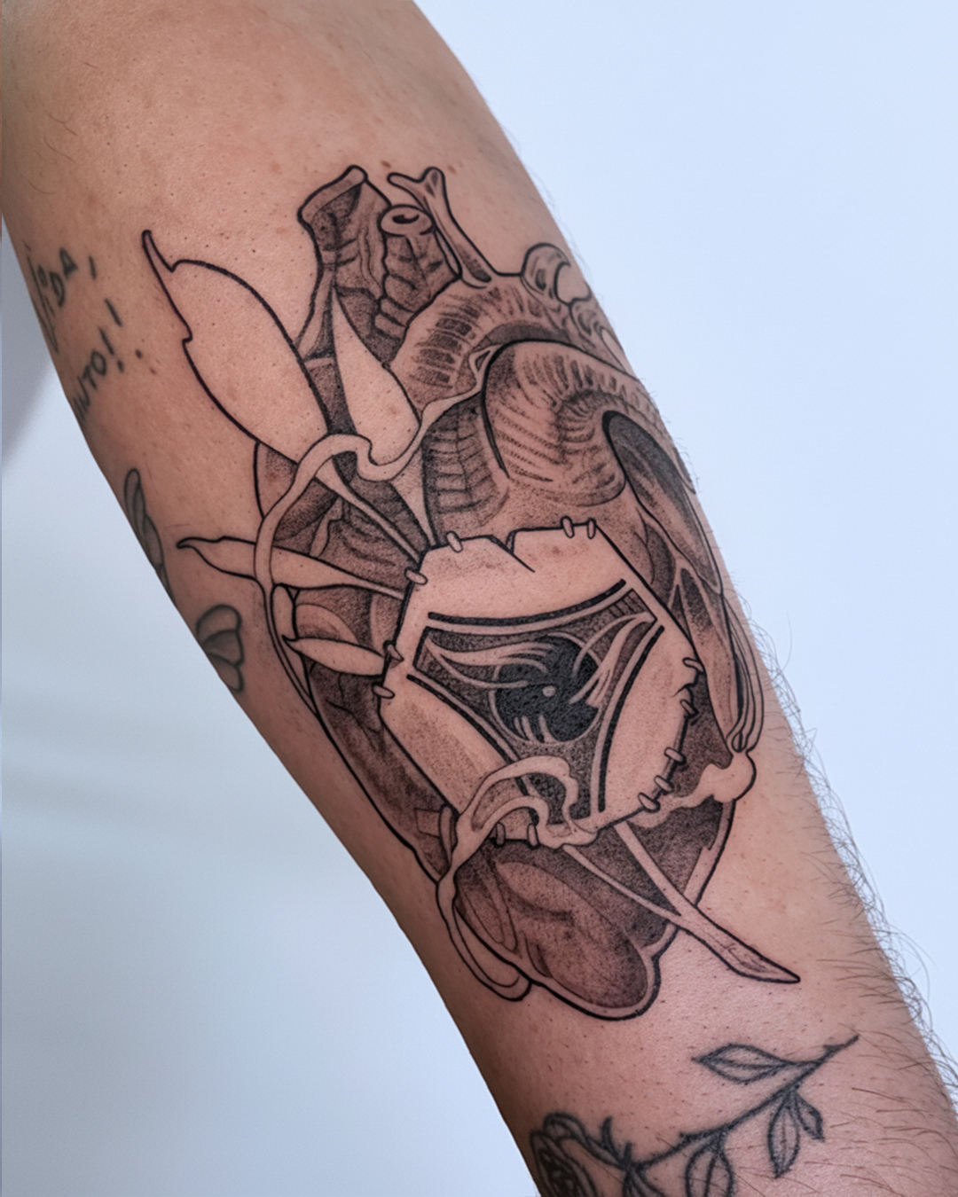 Tatuaje de pelota de fútbol en ubn corazón por Brecha